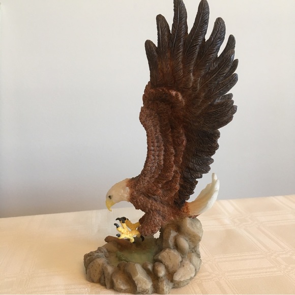 Bald eagle figurine 7 inches tall. Detailed resin eagle diving for Fish - Picture 3 of 6